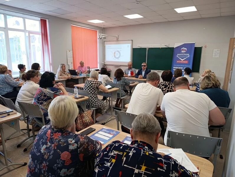 Партийцы отчитались перед коллективом Дороховской школы о реализации Народной программы за пять лет