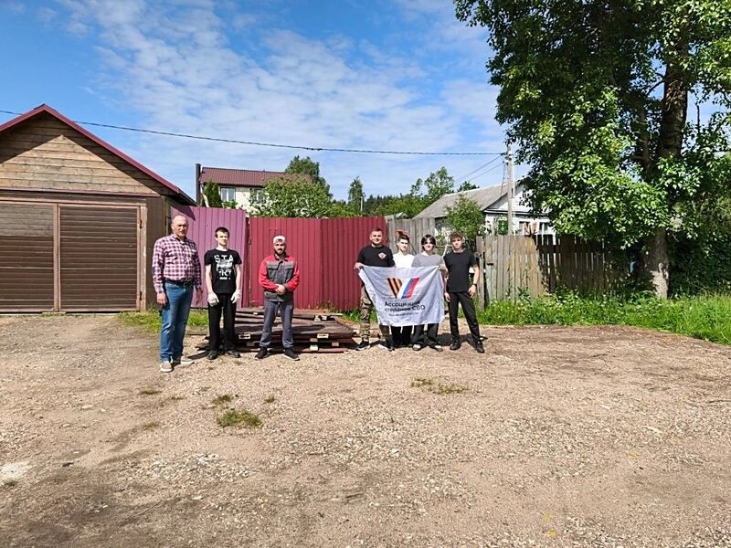 Партийцы приступили к строительству забора для семьи участника спецоперации