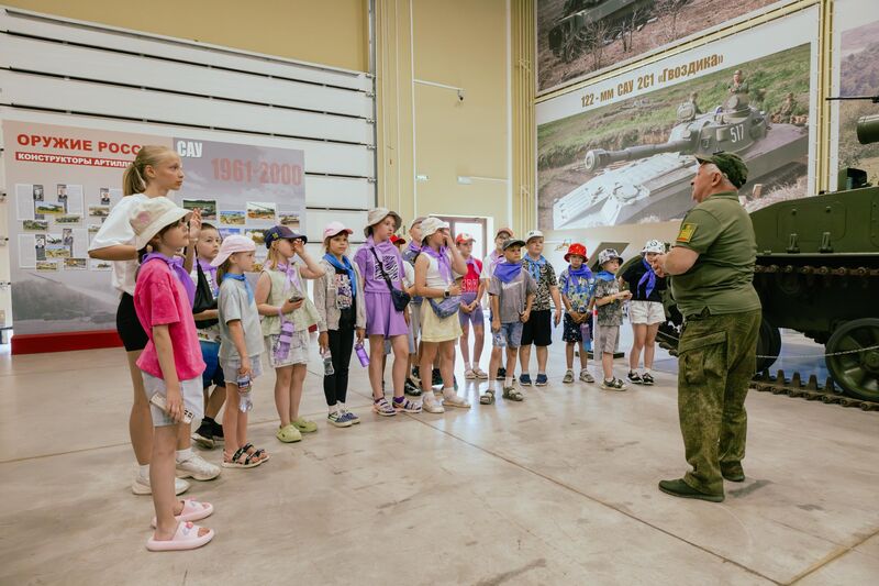Воспитанники клуба «Каникулы в Молодежке» посетили музей отечественной военной истории и зоосад в Падиково 
