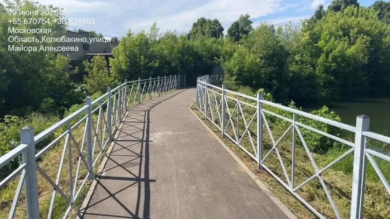 В поселке Колюбакино установили перила на пешеходной дорожке