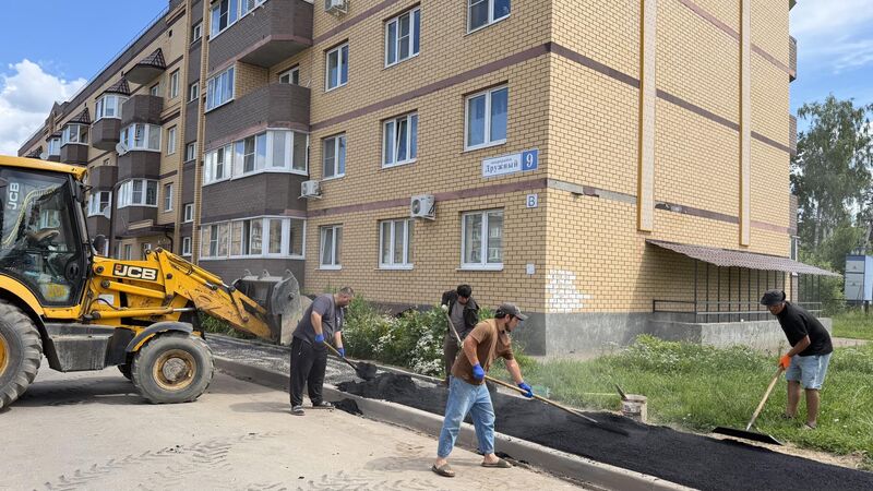  В Тучкове завершается программа «Народные тропы»: асфальт укладывают на последнем участке 