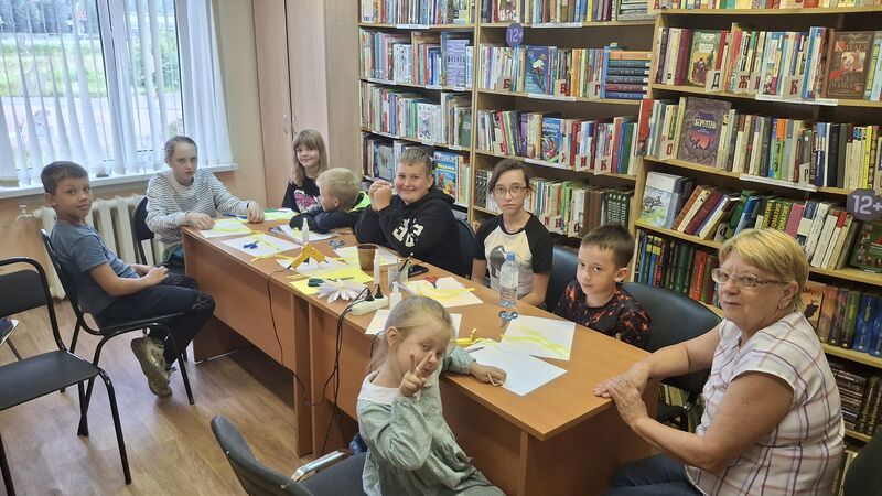 В Старорузской библиотеке изготавливали ромашки ко Дню семьи