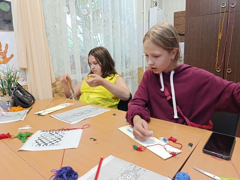 В Краснооктябрьской библиотеке научились плести фенечки