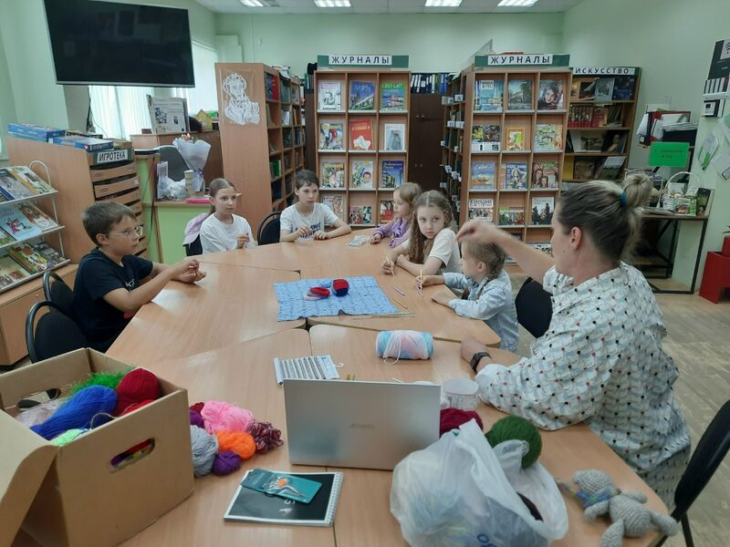 Тучковские ребята освоили вязание крючком