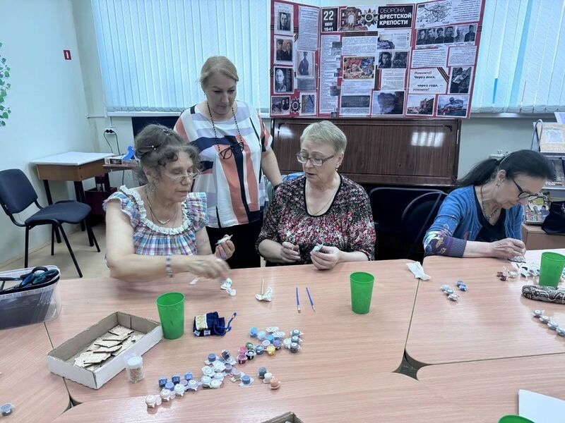 В Тучковской библиотеке делали магниты с резными наличниками