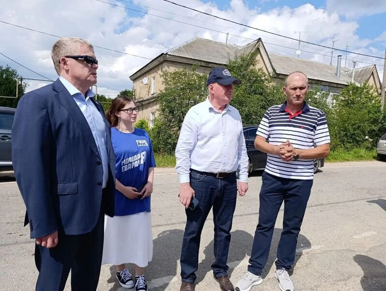 Партийцы проверили ход работ по строительству тротуара в Дорохово