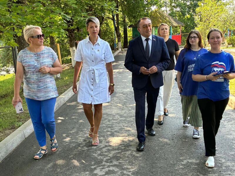 Партийцы проверили ход ремонта детского сада в Рузе