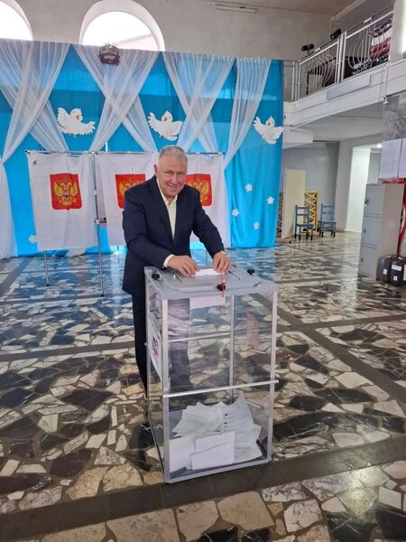 Владимир Бурмистенков, Игорь Акимов и Александр Слуцкий проголосовали на своих избирательных участках