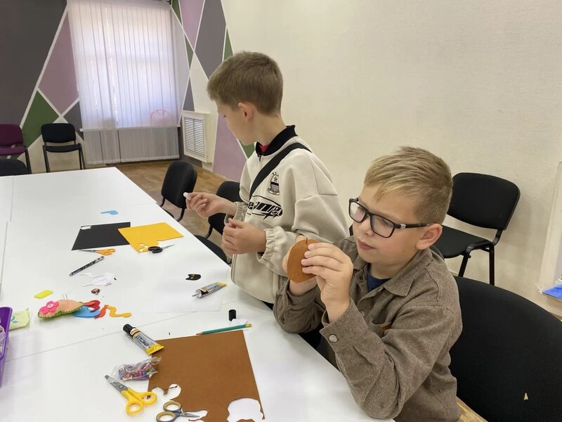 Юные ружане мастерили игрушки из фетра