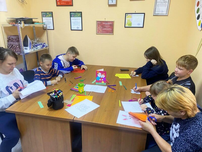 В Горбовском СДК сделали открытки ко Дню пожилого человека