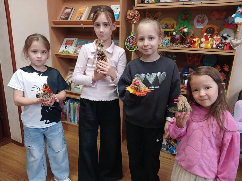 Юные орешковцы мастерили сказочных персонажей из шишек и желудей