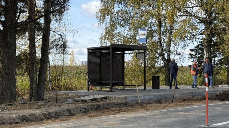 В Тучкове на улице Восточной ставят остановки и делают тротуары