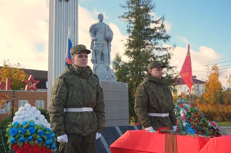 В Колюбакино с воинскими почестями предали земле останки семи бойцов Великой Отечественной войны