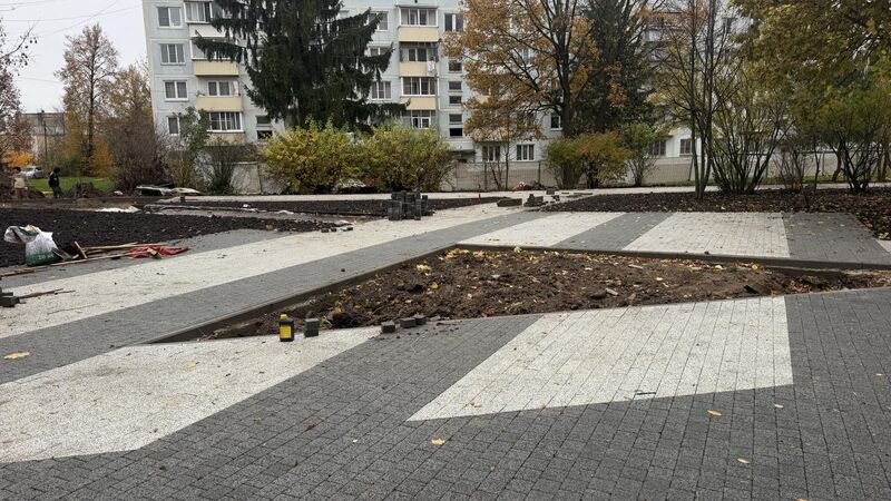На улице Федеративной в Рузе обустраивают сквер с детской площадкой