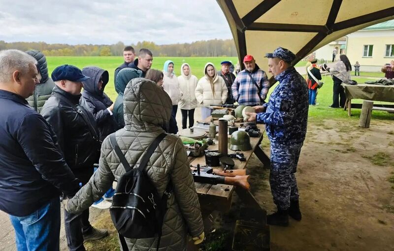 Росгвардеец организовал выставку на военно-патриотическом мероприятии в Бородино