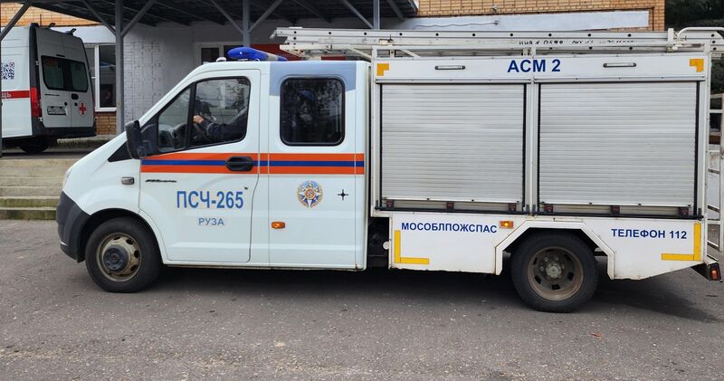 В РМО спасатели «Мособлпожспас» помогли медикам госпитализировать пенсионерку
