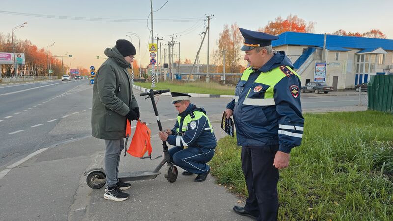 Инспекторы ДПС помогали ружанам стать заметнее на дороге