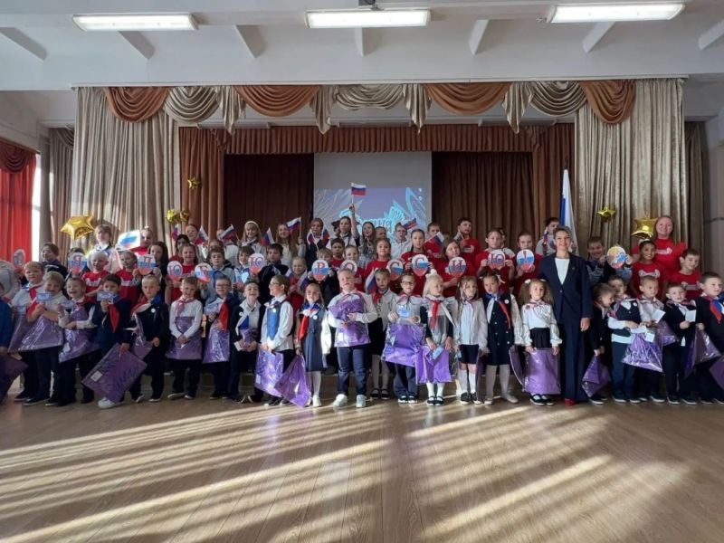 30 первоклассников гимназии № 1 города Рузы торжественно вступили в ряды «Орлят России»