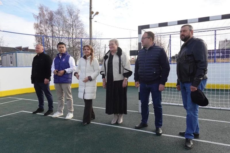 В деревне Орешки открыли новую многофункциональную спортивную площадку